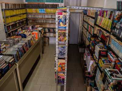 Una volta entrati, ci ritroviamo in un bellissimo mondo colorato pieno zeppo di fumetti di ogni tipo...
